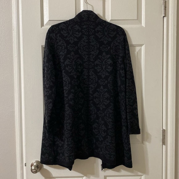 NWOT black and grey damask print zip up long sleeve sweater - Picture 6 of 7